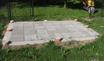 stălpi de beton si pietre de pavaj