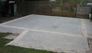centură de  beton cu pietre  de pavaj